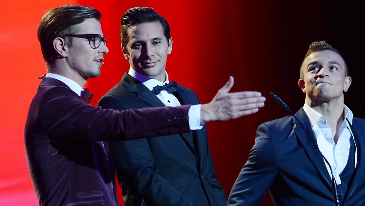 Männer des Jahres: Claudio Pizarro und Xherdan Shaqiri vom FC Bayern mit Moderator Joko Winterscheidt.