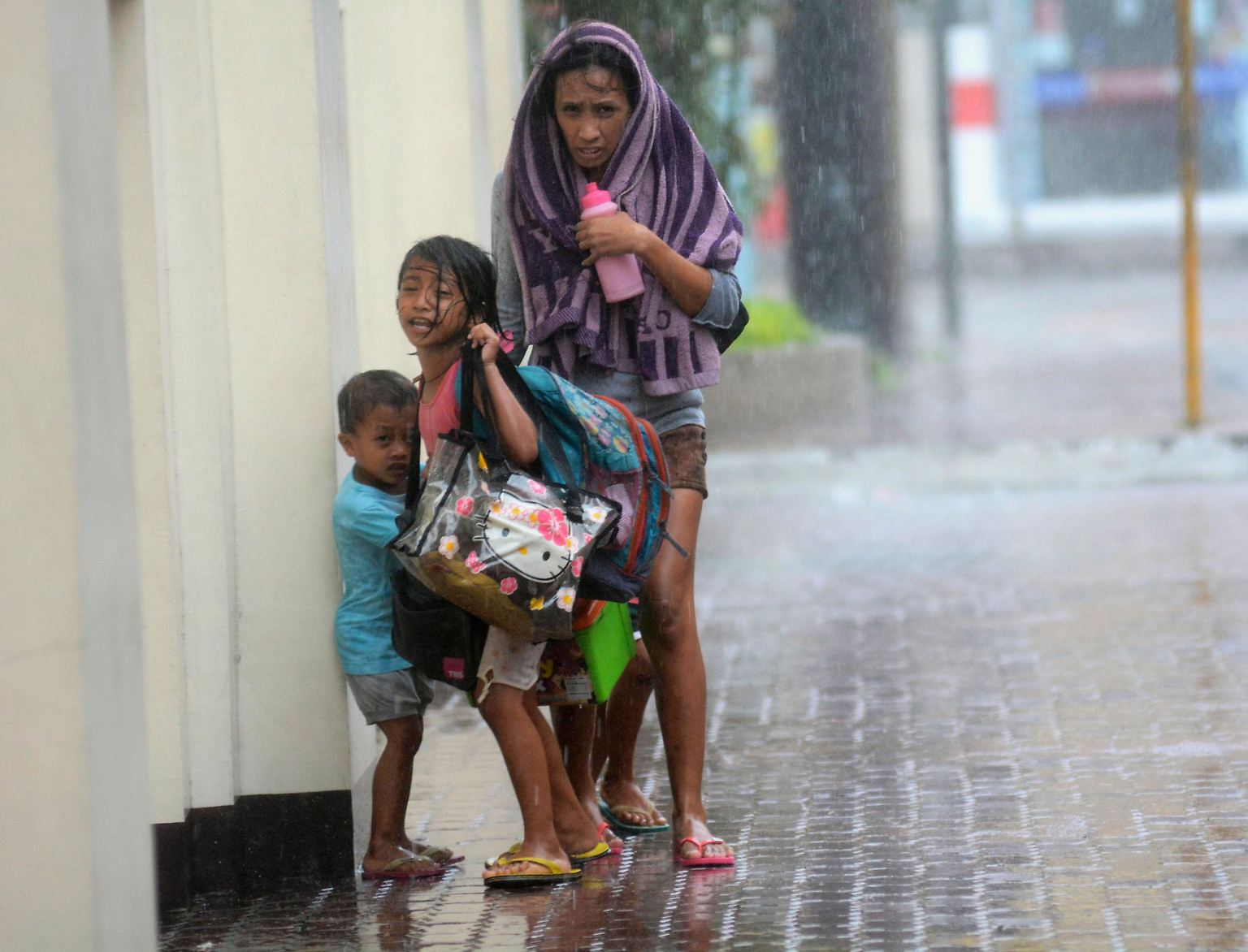 Regen, nichts als Regen: Diese Mutter sucht in der Stadt Cebu vergeblich Schutz für sich und ihre Kinder.