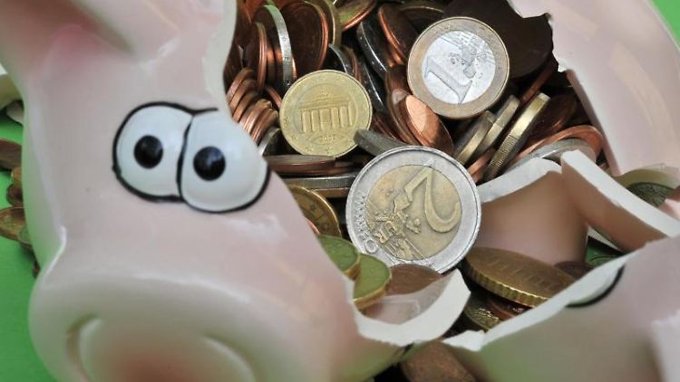 Trotz der miesen Renditen landet immer noch viel Geld auf Sparbüchern und Tagesgeldkonten. 