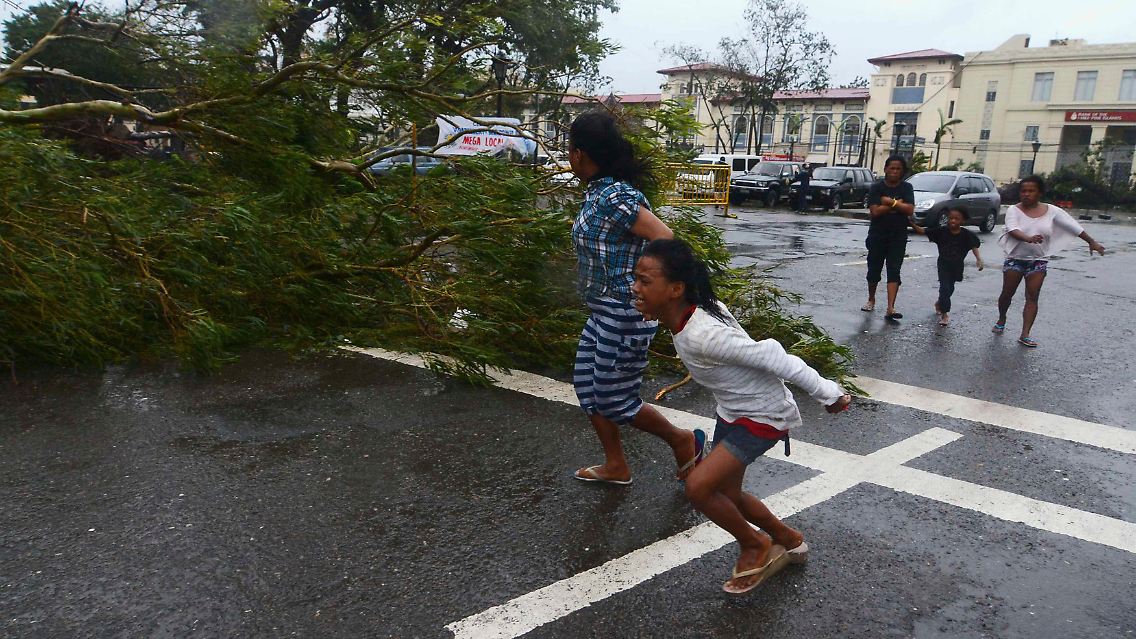2013-11-08T093823Z_1983314168_GM1E9B81CUV01_RTRMADP_3_PHILIPPINES-TYPHOON.JPG5734680193175189580.jpg
