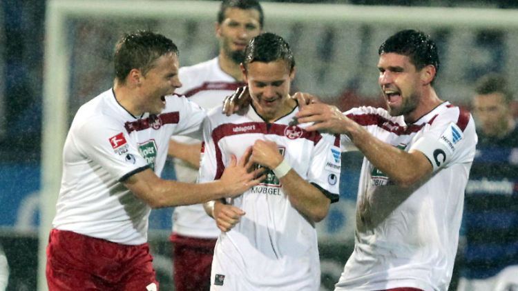 Ruben Jenssen (l) und Florian Flick (r) bejubeln das 0:2 von Chris Löwe (M).