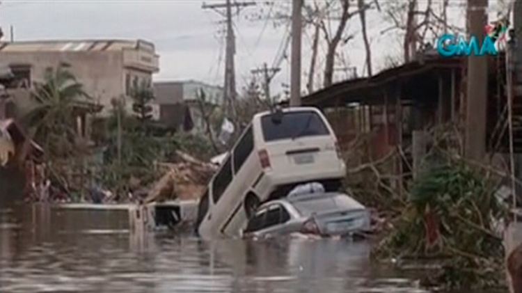 Diese Szene aus einem Video zeigt Autos, die in Tacloban in der Provinz Leyte weggespült wurden.