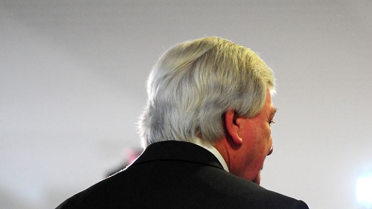 In Hessen sondiert Bouffier derzeit mit SPD und Grünen. An den Berliner Verhandlungen ist er als Bundesvize der CDU beteiligt.