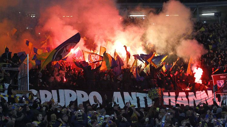 Auch Pyrotechnik brannten die "Fans" ab.