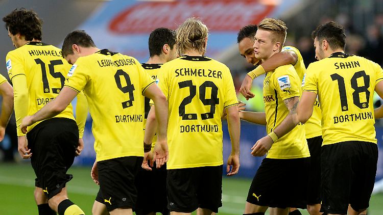 Hängende Köpfe: Die Dortmunder verlassen das Spielfeld.