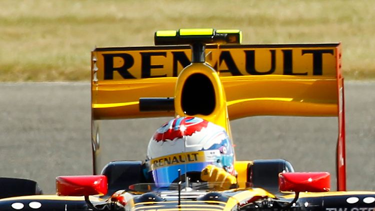 Hier lenkt Formel1-Fahrer Witali Petrow einen Renault-Boliden über den britischen Asphalt in Silverstone.