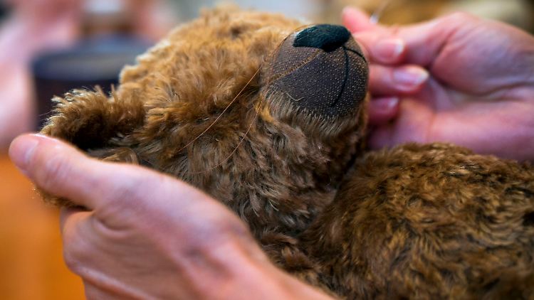 Teddybären wie dieser sind für viele ein Symbol der Kindheit und ihrer Unschuld. Der Fund wirkt daher umso makaberer.