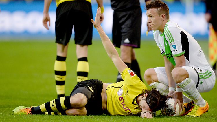 Auch Wolfsburgs Ivan Perisic schaute nach der Verletzung von Subotic bedrückt.