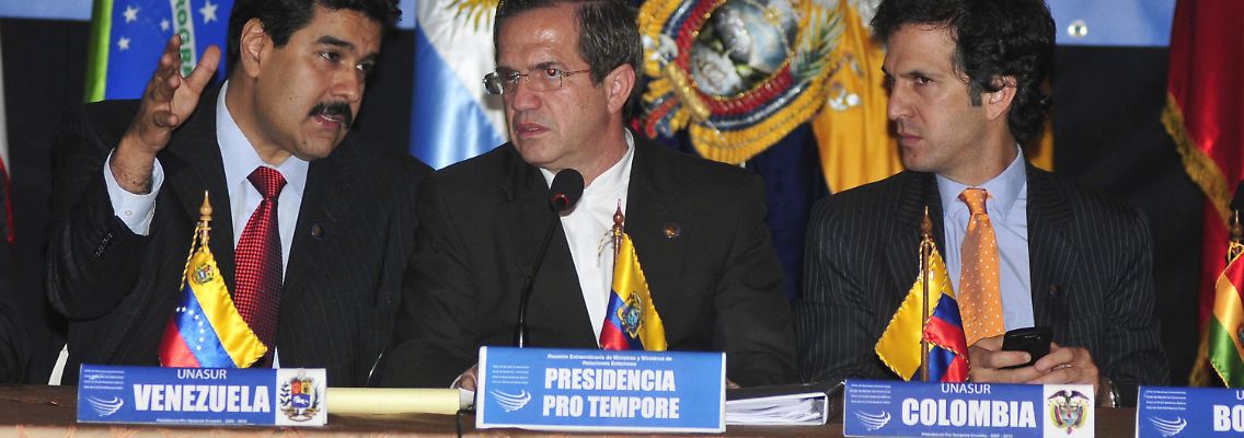Immerhin gab es unter Vermittlung von Ecuadors Außenminister Patiño (Mitte) gemeinsame Gespräche zwischen den Amtskollegen aus Kolumbien (rechts) und Venezuela (links).