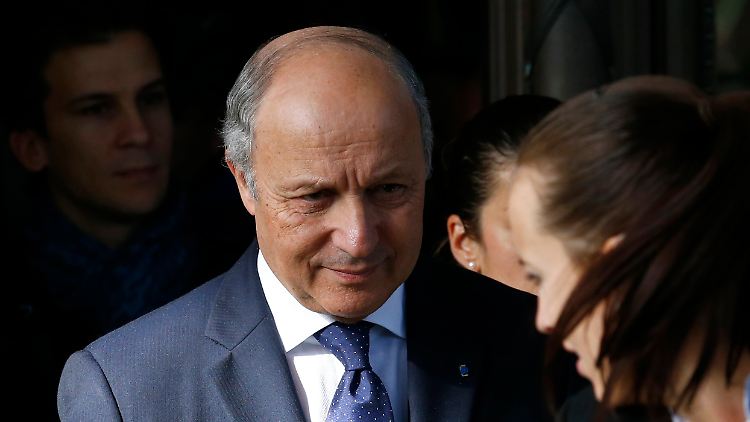 Laurent Fabius verlässt das Genfer Hotel, in dem zuvor verhandelt worden war. In zehn Tagen geht das Tauziehen weiter.