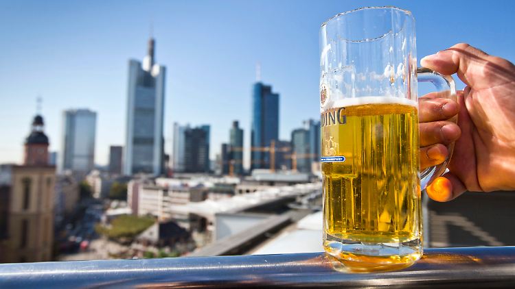 Bier und blauer Himmel: Da ist die Welt doch in Ordnung.