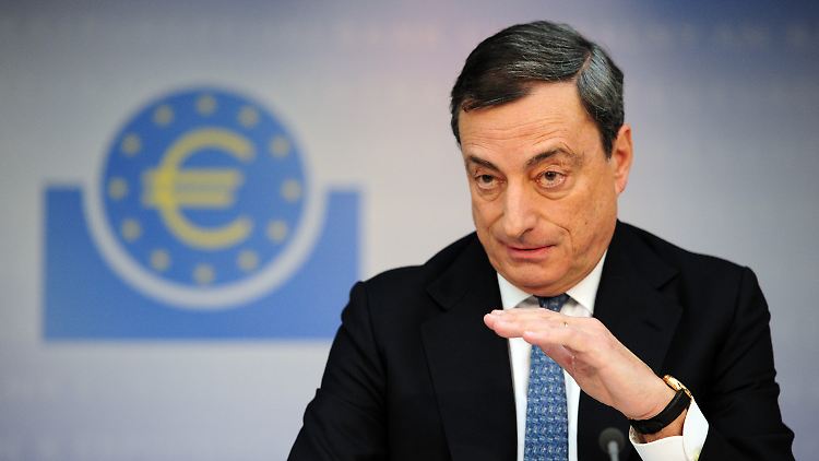 EZB-Mario Draghi hält das Zinsniveau flach. Und erntet damit Lob und Kritik.
