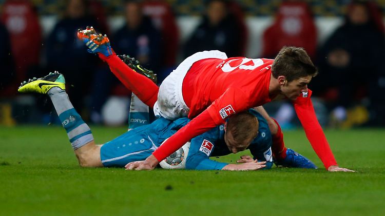 Stefan Bell (oben) und Eintrachts Sebastian Rode am Boden.