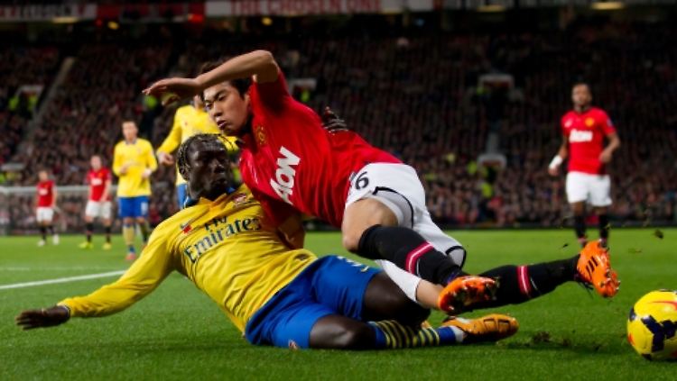 Shinji Kagawa (oben) und Bacary Sagna (unten) am Boden - am Ende behielt das in Rot spielende Manchester die Oberhand. 