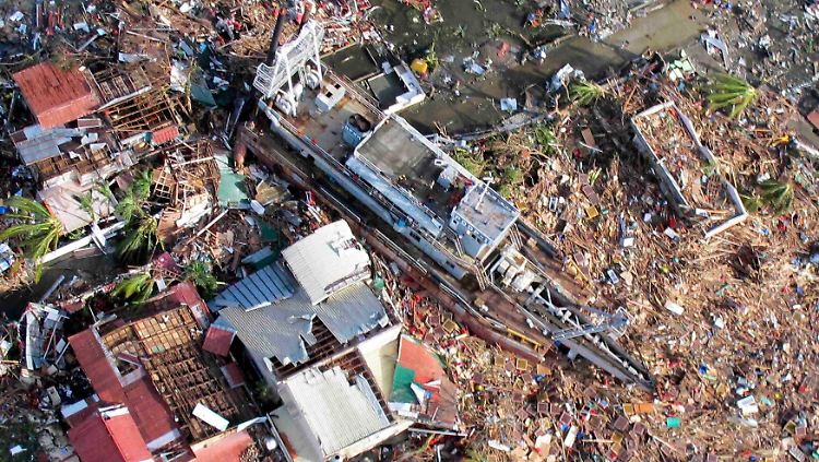 Blick auf die besonders betroffene Stadt Tacloban: Viele Menschen fühlen sich nach Taifun "Haiyan" an die Zerstörungen durch den Tsunami 2004 erinnert.