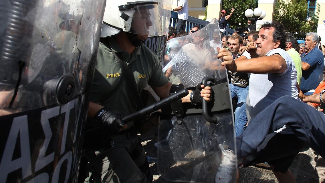 Wütender Protest: Aufgebrachte Fahrer am Donnerstag vor dem Verkehrsministerium in Athen.