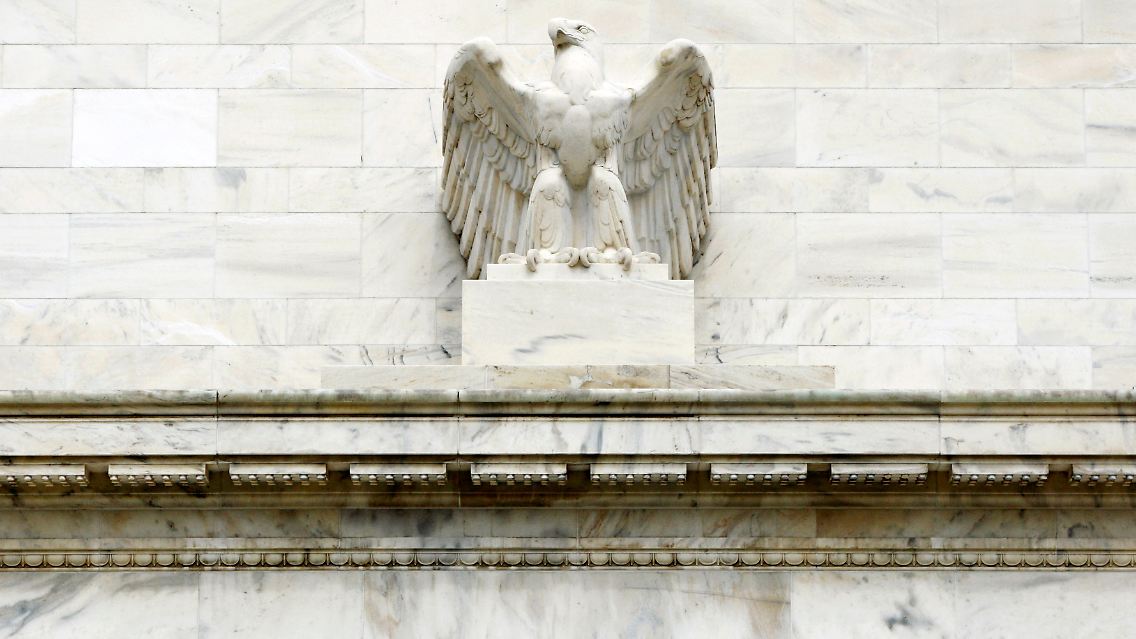 Ist der American Eagle - hier am Gebäude der US-Notenbank - schon wieder flügellahm? Die Fed will den Zins auf jeden Fall "für eine längere Zeit" niedrig halten.
