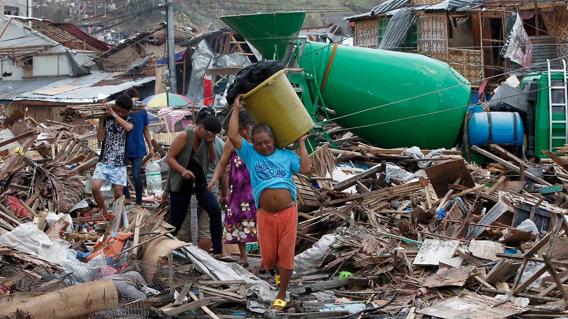 2013-11-11T074507Z_182725922_GM1E9BB17KC01_RTRMADP_3_PHILIPPINES-TYPHOON.JPG5953316575203043280.jpg