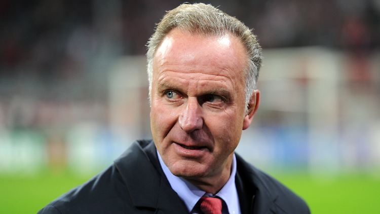 Bei seiner Ankunft aus Katar hatte Rummenigge wertvolle Geschenke im Gepäck.