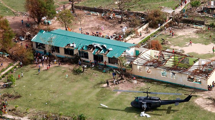 Ein Helikopter bringt Lebensmittel in die Provinz Iloilo auf den Zentralphilippinen.