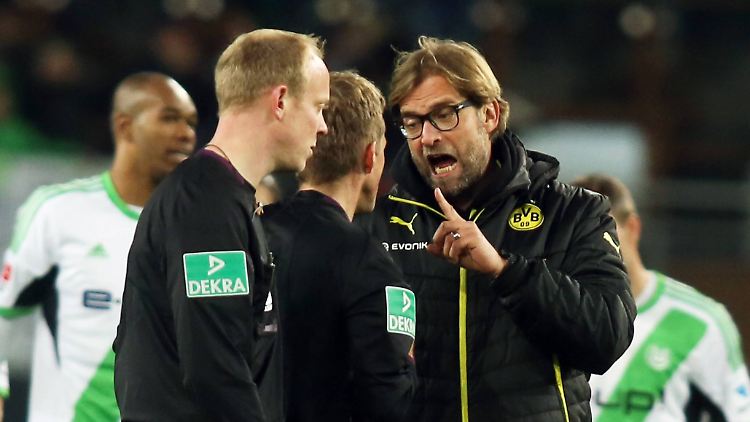 Schiedsrichter Jürgen Klopp im Zwiegespräch mit Schiedsrichter Jochen Drees - dem laut BVB Hauptschuldigen an der Niederlage in Wolfsburg.