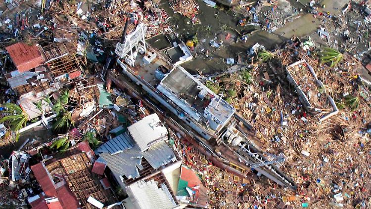 Luftaufnahme von Tacloban. Ein Schiff wurde in die Stadt gespült.