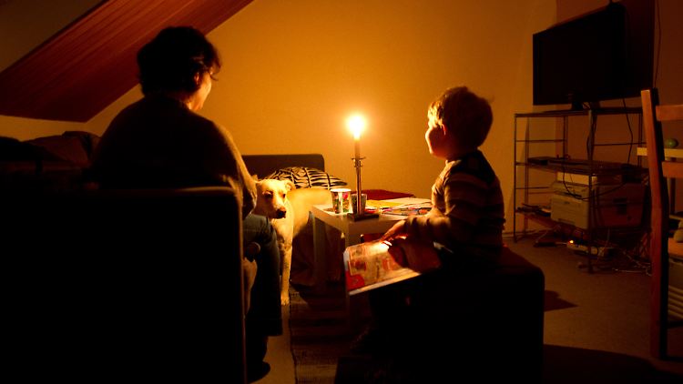Kein Licht, kein Fernseher, kein Kühlschrank, nichtmal das Handy kann geladen werden - wie oft man Strom braucht, merkt man erst, wenn er ausfällt.