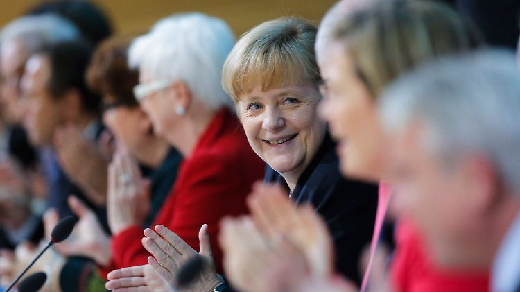 Die Kanzlerin lächelt, doch viele Fragen sind noch offen: Merkel bei den Koalitionsverhandlungen. 