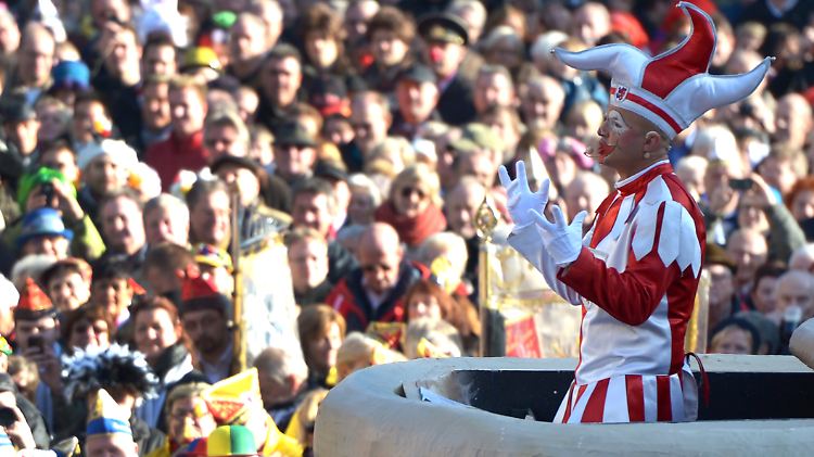Karnevalsfigur "Hoppeditz" am 11.11.2013 in Düsseldorf: Der rheinische Karneval könnte Weltkulturerbe der Unesco werden - wenn der Vorschlag angenommen wird.