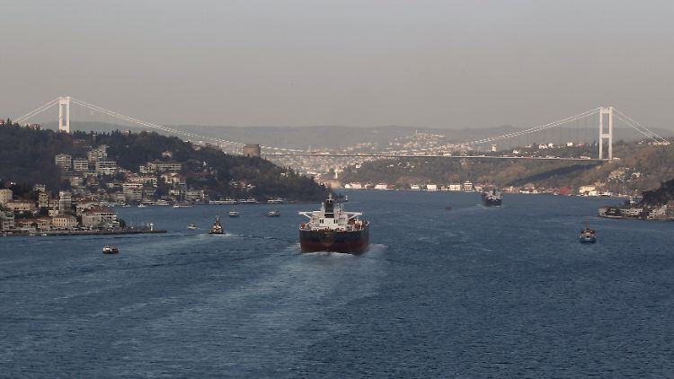 So kommen große Mengen des Weltölbedarfs zum Verbraucher: Öltanker, wie hier am Bosporus, transportieren das Schwarze Gold über die Weltmeere.
