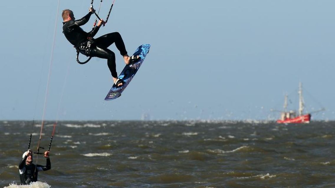 Kitesurfer in der Nordsee: Künftig dürfen sie auch durch den Nationalpark Wattenmeer rauschen.