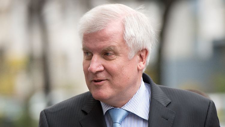 Horst Seehofer, der Erfinder der "Maut für Ausländer", verströmt konzentrierte Zuversicht.