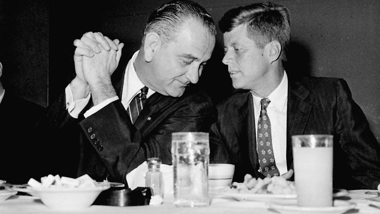 Das Bild zeigt John F. Kennedy 1960 mit seinem späteren Vize Lyndon B. Johnson. Nach Kennedys Ermordung wurde Johnson im November 1963 dessen Nachfolger.