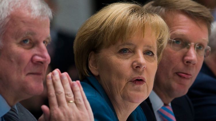 Mindestens einen Minister müssen sie opfern. Seehofer, Merkel und Pofalla (v.l.).