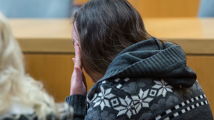 Unter Tränen erzählt Bianca T. ihre Geschichte.
