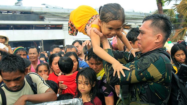 In all dem Chaos versuchen die Soldaten, Kindern und Verletzten den Vorzug zu geben.