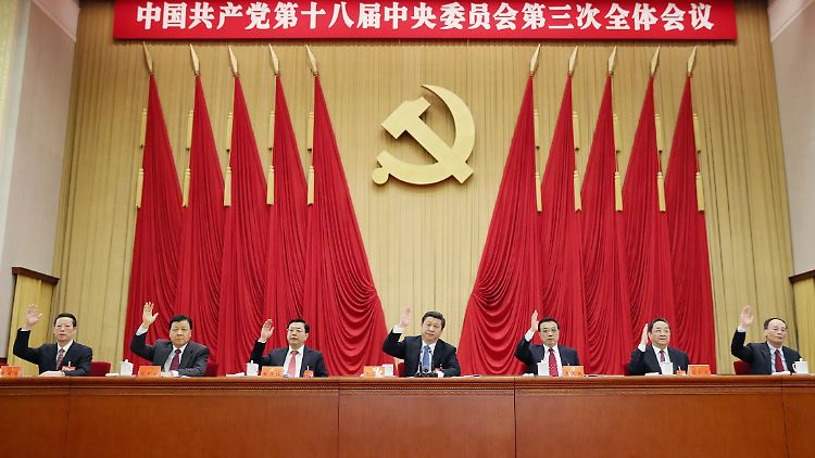 Der chinesische Präsident Xi Jinping (M.) und andere Kader der Kommunistischen Partei stimmen bei der dritten Sitzung des Zentralkomitees ab.