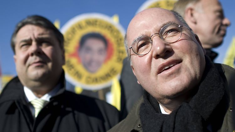 Sigmar Gabriel und Gregor Gysi auf einer Demonstration im März 2012.