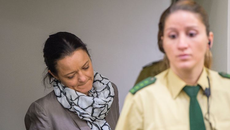 Beate Zschäpe wird in den Gerichtssaal geführt. 