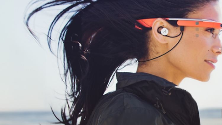 Dieses Foto von der Google-Internetseite zeigt, wie Träger mit der Glass Musik hören können.