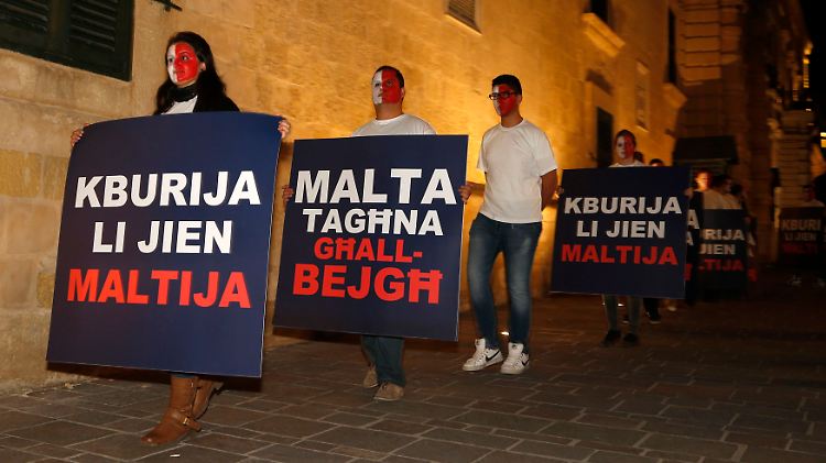 Die Nationalisten protestieren mit Schildern gegen das Gesetz: "Ich bin Stolz, ein Maltese zu sein" oder "Unser Malta wird verkauft" heißt es auf den Plakaten.