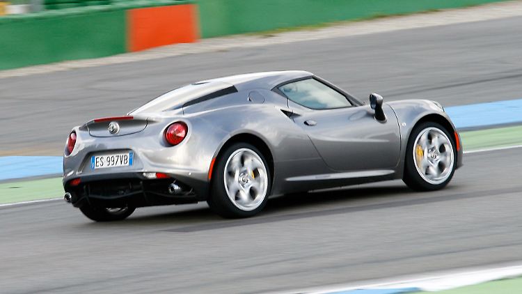 Der Alfa Romeo 4C klebt auch bei hohen Geschwindigkeiten auf dem Asphalt.