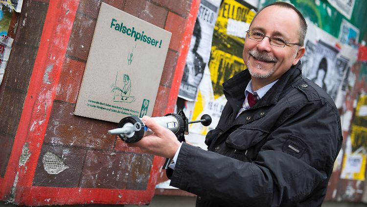 Ortsamtsleiter André Barth klebt selbst. Doch jeder weiß: Wenn die Blase drückt, hilft der flammendste Appell nichts.