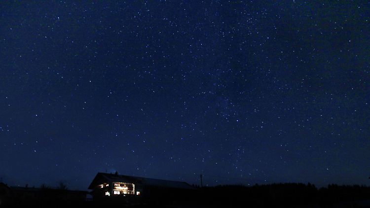 Stern an Stern: Der Nachthimmel müsste eigentlich hell leuchten. Jahrhundertelang haben sich Astronomen den Kopf darüber zerbrochen, warum das nicht der Fall ist.
