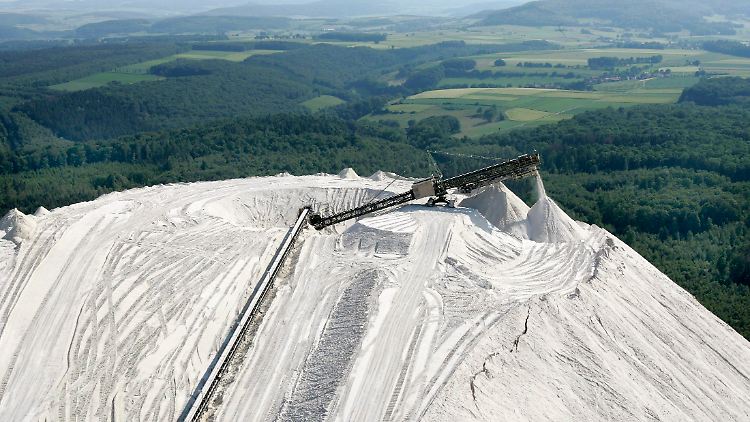 Blick auf eine Abraumhalde des Kaliwerkes K+S (Kali und Salz) zwischen Philippsthal und Unterbreizbach (Thüringen)