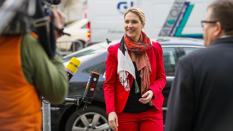 An ihr liegt es nicht: SPD-Unterhändlerin Manuela Schwesig kommt am Mittwoch in knallrotem Kostüm in die CDU-Zentrale.
