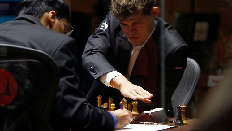 Die beiden Kontrahenten Anand (l.) und Carlsen (r.).