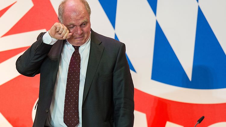 Eine Träne konnte sich Bayern-Präsident Uli Hoeneß angesichts der Jubelstürme nicht verkneifen.