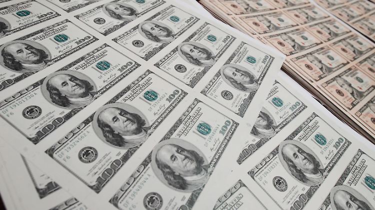 Der Dollar legt im Tagesverlauf zum Euro zu.