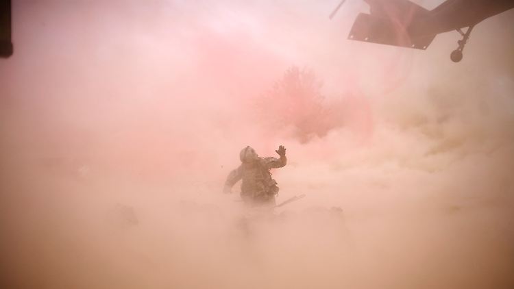 Ein US-Hubschrauber holt einen verwundeten Soldaten ab.